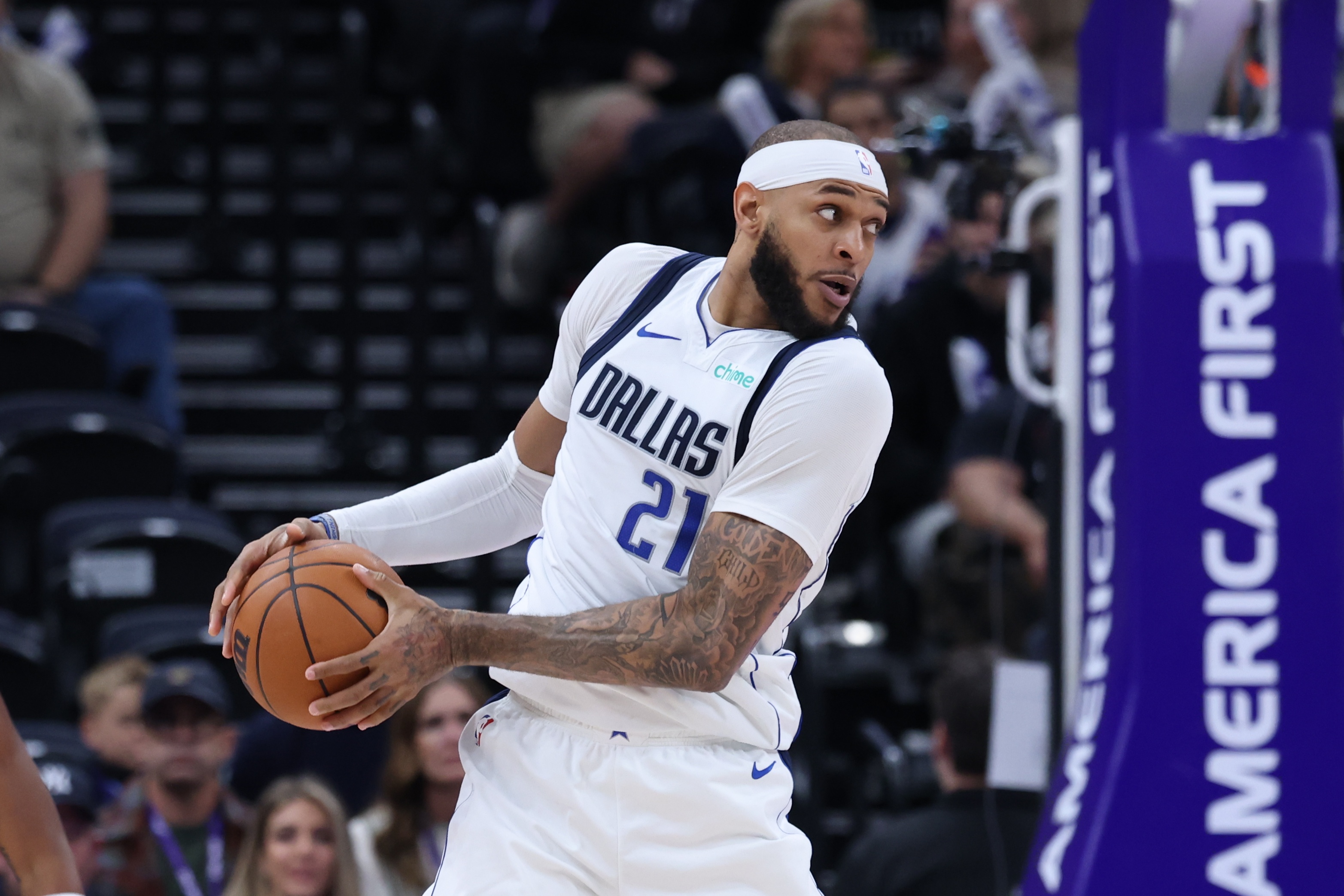 开云体育下载网址-美记：各队逐渐放弃追求浓眉 他的队友加福德成了最具吸引力内线