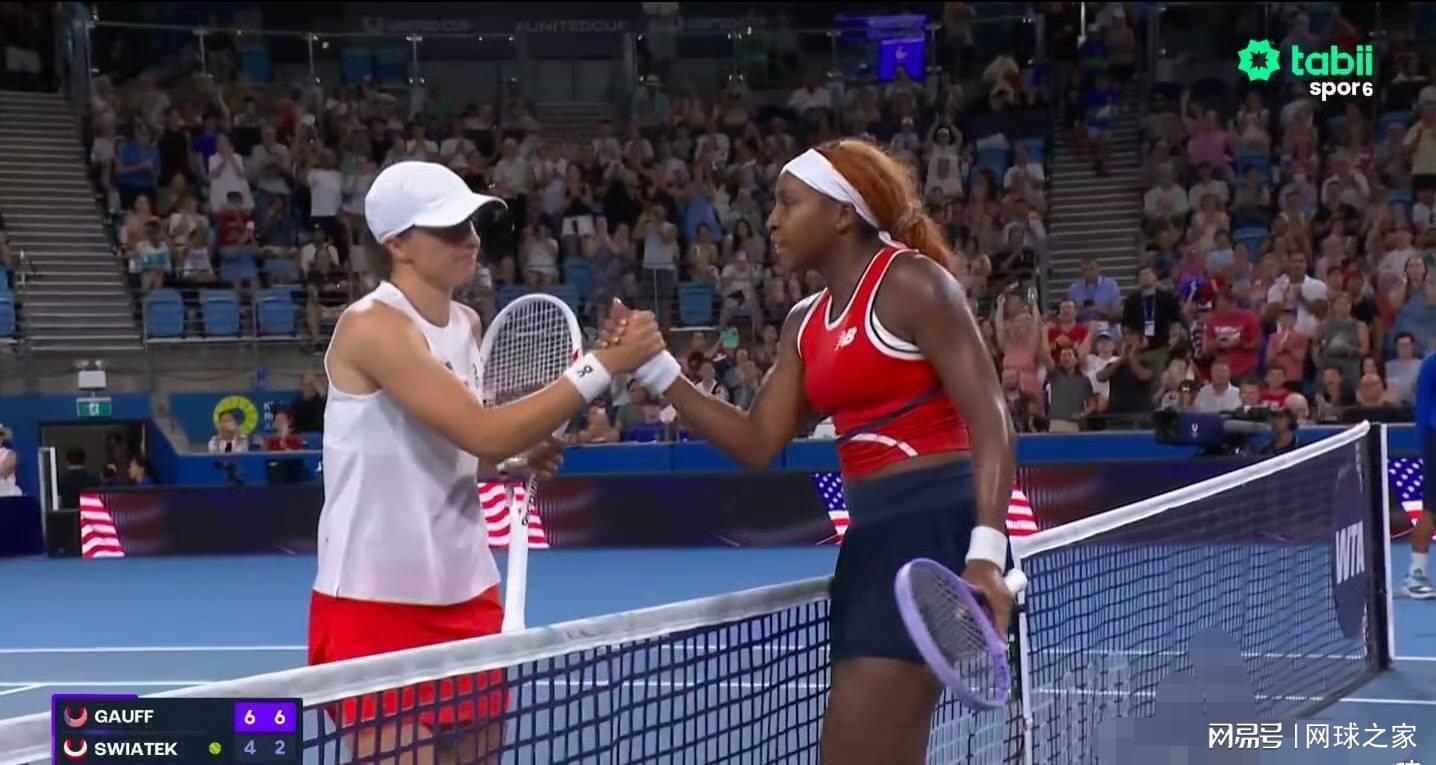 开云官网登录-斯瓦泰克遭高芙横扫吞下四连败黑脸离场，教练费赛特再遭网友围攻